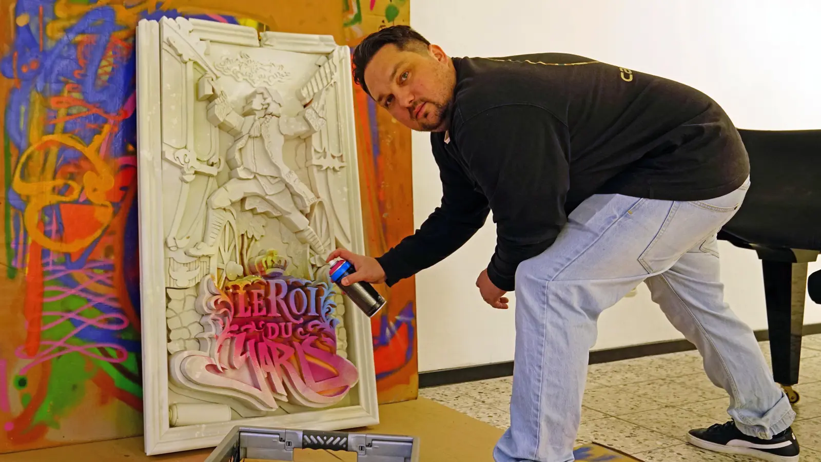 Bei der Arbeit an einem Rokoko-Graffiti-Relief: Marco Holzinger, auch bekannt als ERAS. (Foto: Elke Walter)