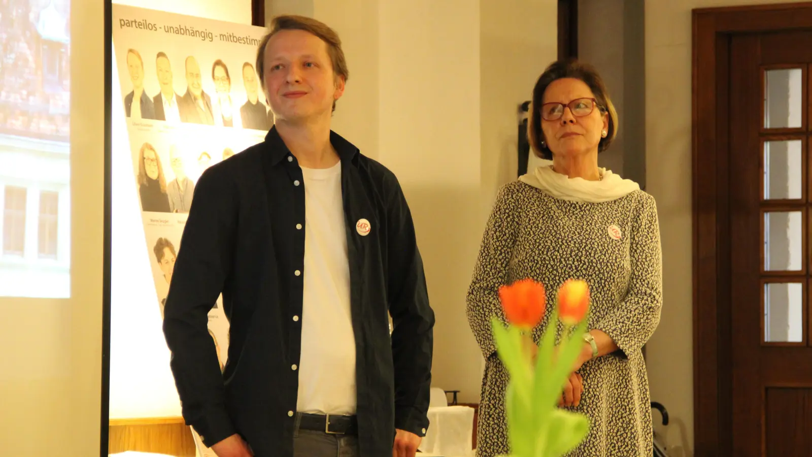 Der Ortsvorstand der Unabhängigen Rothenburger (UR), Oliver Krauthahn, und die Fraktionsvorsitzende im Stadtrat, Susanne Landgraf, bei der Veranstaltung „Irische Musik und Stadtpolitik bei Kaffee und Kuchen”. Geschätzt 50 Interessierte waren gekommen. (Foto: Clarissa Kleinschrot)