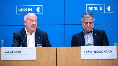 Kai Wegner (links), Regierender Bürgermeister Berlins, und der Olympiabeauftragte Kaweh Niroomand erklärten das Aus der Berliner Bewerbung. (Foto: Christophe Gateau/dpa)