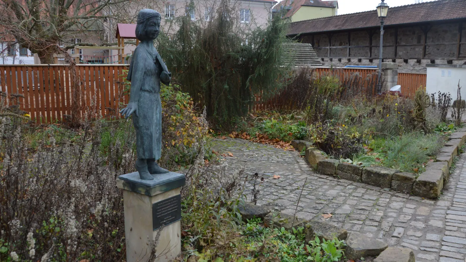 Nicht mehr besonders ansehnlich ist der Apothekergarten im Innenhof des Alten Schlosses. Er soll laut Beschluss des Stadtrates neu gestaltet werden.  (Foto: Patrick Lauer )