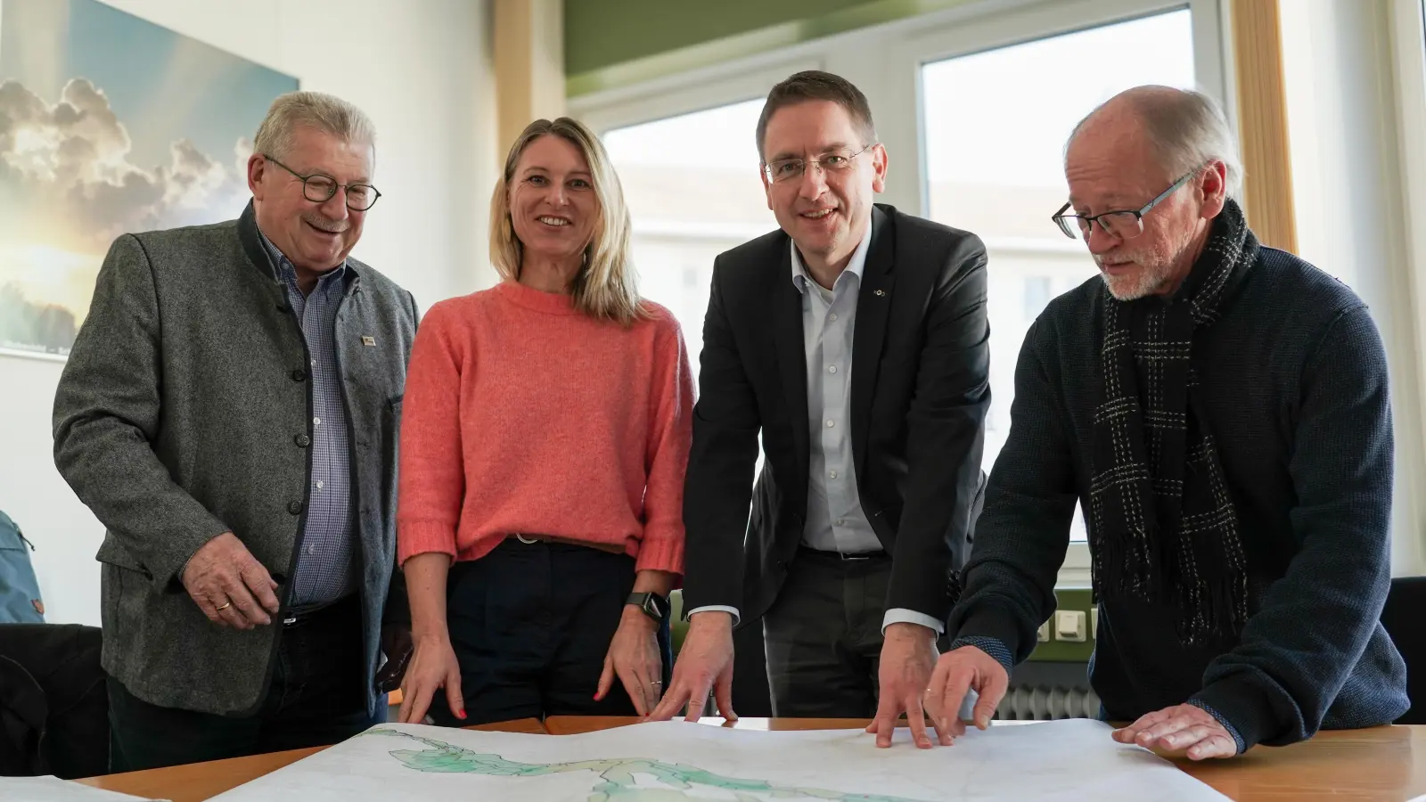 Freuen sich auf die Fortsetzung des Wiesenbrüter-Schutzprojekts (von links): Gerhard Wägemann, Vorsitzender des Landschaftspflegeverbands Mittelfranken, Verena Auernhammer vom Landesbund für Vogel- und Naturschutz, Landrat Dr. Jürgen Ludwig sowie Projektleiter Dietmar Herold. (Foto: Landratsamt Ansbach/Fabian Hähnlein)