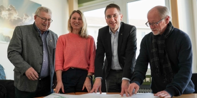 Freuen sich auf die Fortsetzung des Wiesenbrüter-Schutzprojekts (von links): Gerhard Wägemann, Vorsitzender des Landschaftspflegeverbands Mittelfranken, Verena Auernhammer vom Landesbund für Vogel- und Naturschutz, Landrat Dr. Jürgen Ludwig sowie Projektleiter Dietmar Herold. (Foto: Landratsamt Ansbach/Fabian Hähnlein)