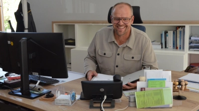 Angekommen im neuen Aufgabengebiet: Der parteilose Bürgermeister Johannes Förthner blickt mit Freude und Optimismus in die Zukunft. (Foto: Yvonne Neckermann)