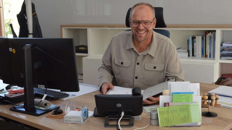 Angekommen im neuen Aufgabengebiet: Der parteilose Bürgermeister Johannes Förthner blickt mit Freude und Optimismus in die Zukunft. (Foto: Yvonne Neckermann)