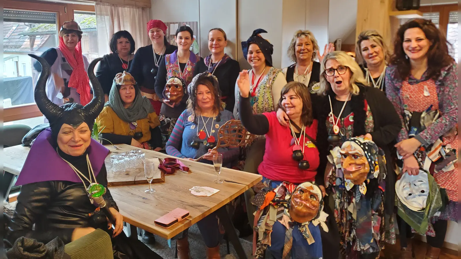 Die Dorfmadli trefen sich vor ihrer Tour durch Neuhof und einem langen Abendprogramm zuerst in privater Runde. (Foto: Ulli Ganter)