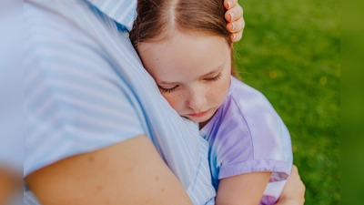 Eine warme Umarmung und ermutigende Worte zum Abschied: So startet das Kind mit einem guten Gefühl auf die Klassenfahrt. (Foto: Maria Diachenko/Westend61/dpa-tmn)