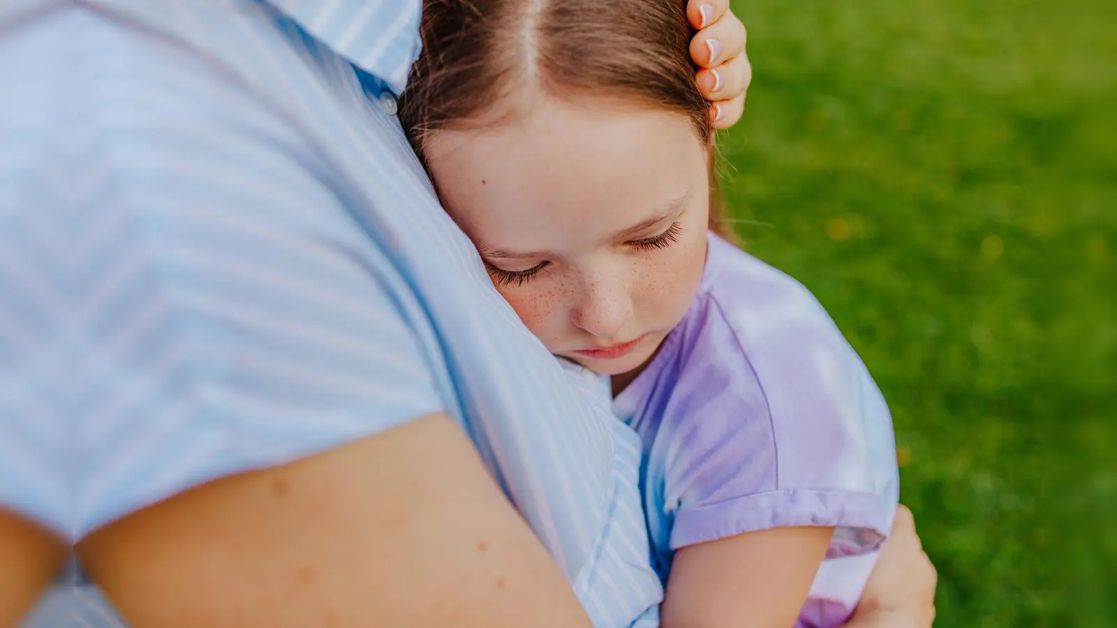 Eine warme Umarmung und ermutigende Worte zum Abschied: So startet das Kind mit einem guten Gefühl auf die Klassenfahrt. (Foto: Maria Diachenko/Westend61/dpa-tmn)