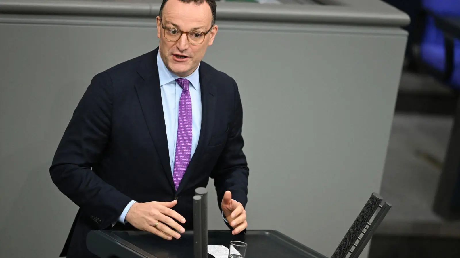 Auch nach seinem Rücktritt von der Spitze der Fraktion bleibt Spahn Abgeordneter im Bundestag - auch als neues Mitglied im Haushaltsausschuss.  (Foto: Michael Brandt/dpa)