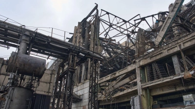 Viele Menschen in der Ukraine leiden unter den Folgen der russischen Angriffe auf die Energieversorgung. (Archivbild) (Foto: Efrem Lukatsky/AP/dpa)