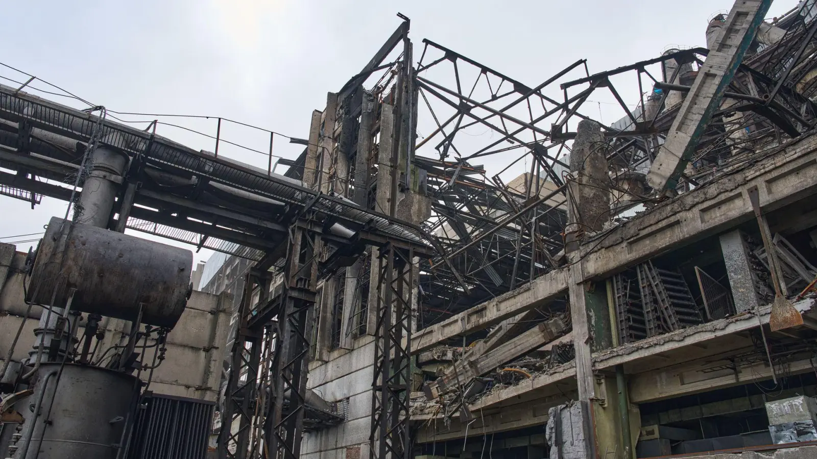 Viele Menschen in der Ukraine leiden unter den Folgen der russischen Angriffe auf die Energieversorgung. (Archivbild) (Foto: Efrem Lukatsky/AP/dpa)