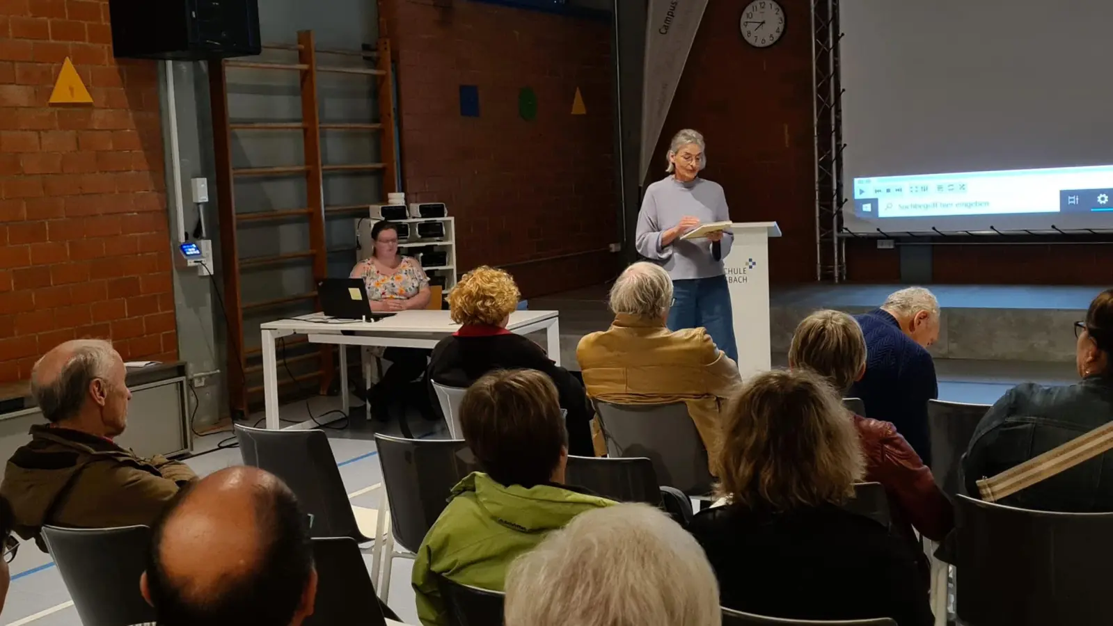 Marion Fresz (am Pult) führte inhaltlich in die beiden Filme ein. Teamkollegin Kerstin Schmidt (links) war an dem Abend als Vorführerin gefragt. (Foto: Margit Schwandt)