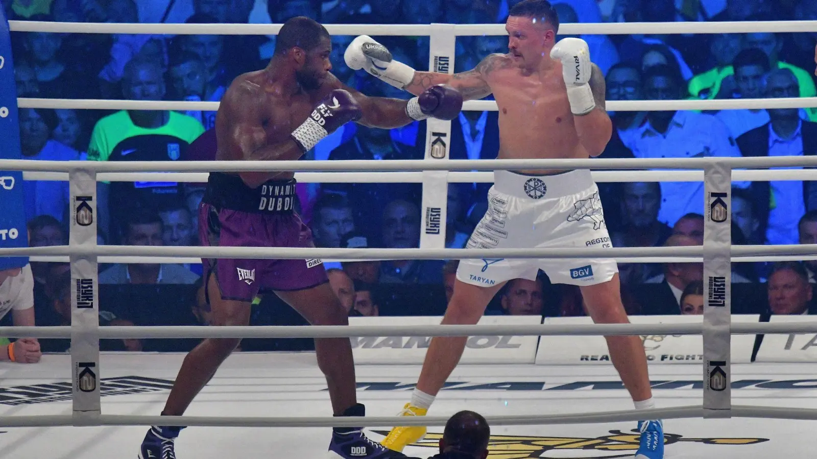 Oleksandr Usyk (r) in Aktion gegen Daniel Dubois. (Foto: Sebastian Borowski/PAP/dpa)