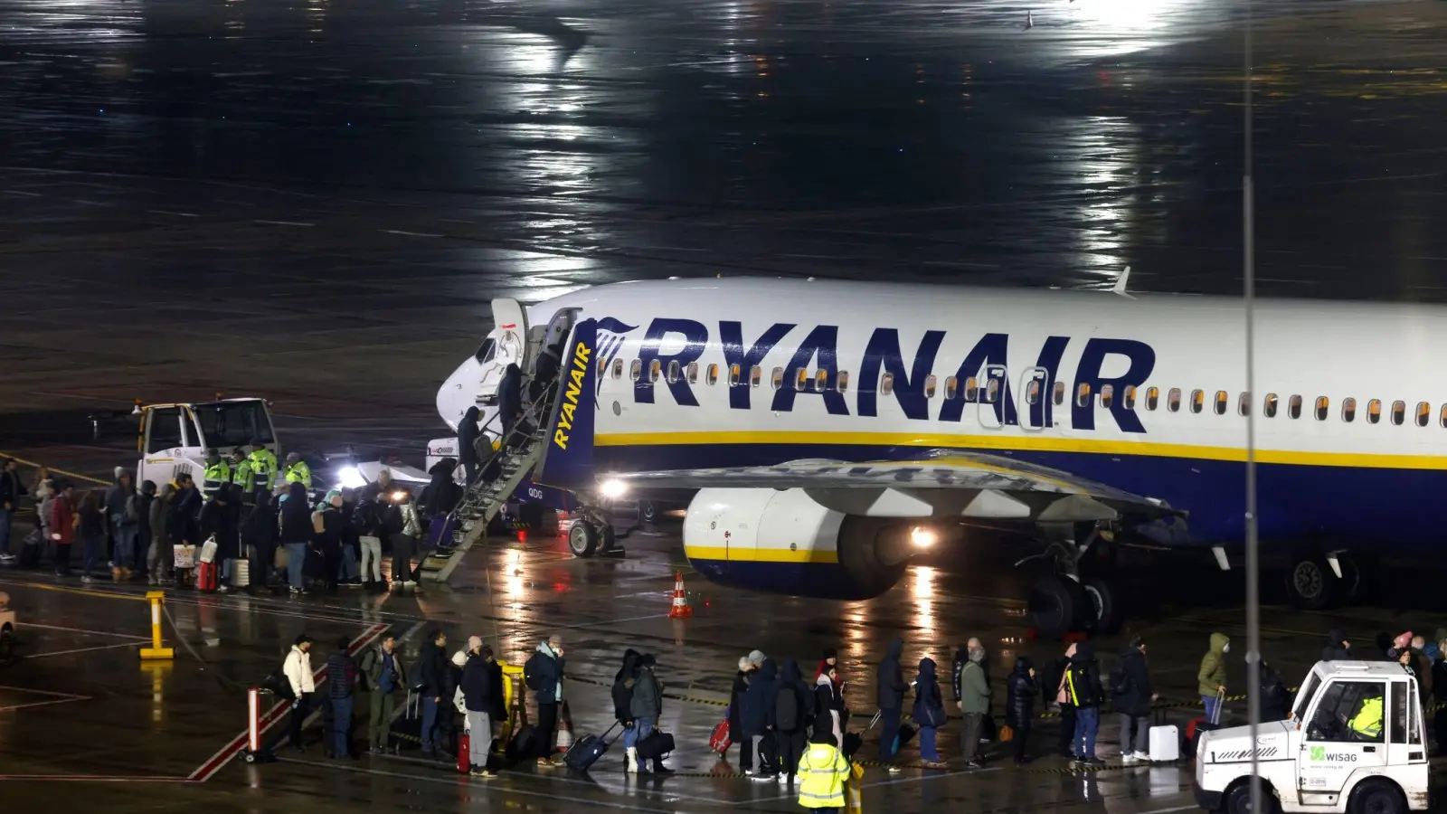 Passagiere beim Boarding einer Ryanair-Maschine am Flughafen Köln/Bonn. (Foto: Thomas Banneyer/dpa)