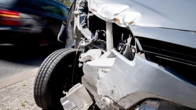 Da hat&#39;s gekracht: Probleme kann es auch mit der Versicherung geben, wenn man sich nach dem Unfall vom Ort des Geschehens entfernt. (Foto: Zacharie Scheurer/dpa-tmn)