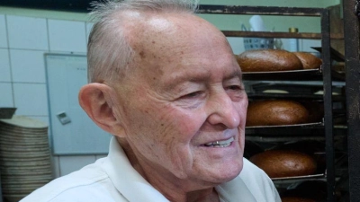 Auch mit 85 Jahren mit Leidenschaft in der Backstube: Gert Ebenrecht ist seit 65 Jahren Bäckermeister - dafür wird er von der Handwerkskammer Halle geehrt.  (Foto: Hendrik Schmidt/dpa)