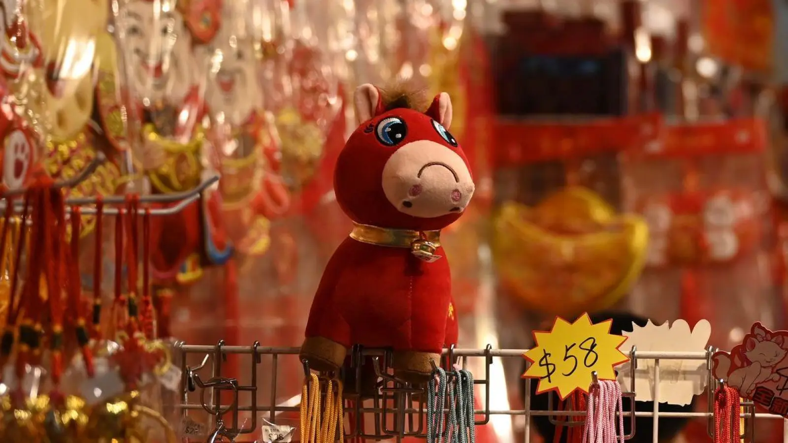 Das „weinende Pferd“ trägt den Mund wegen eines Produktionsfehlers falsch herum. (Archivbild) (Foto: Johannes Neudecker/dpa)