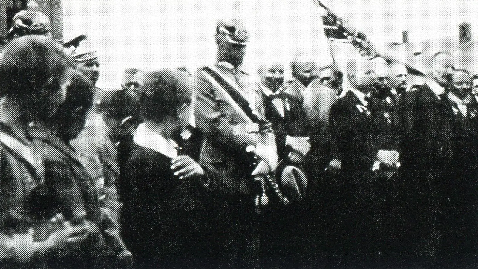 Ansbach bekam vor 100 Jahren „königlichen“ Besuch: Kronprinz Rupprecht von Bayern (Mitte, mit Helm und Schärpe) nahm an der Wiedersehensfeier des Landsturm-Bataillons teil. Sein Haus Wittelsbach war aber schon in der Novemberrevolution 1918 abgesetzt worden. (Repro: Alexander Biernoth)