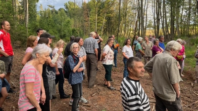 Nicht alle Teilnehmer beteiligen sich bei der Biberexkursion im Raum Herrieden am Streit: Die meisten hörten den Ausführungen des Biber-Experten gespannt zu. (Foto: Paul Wiese)