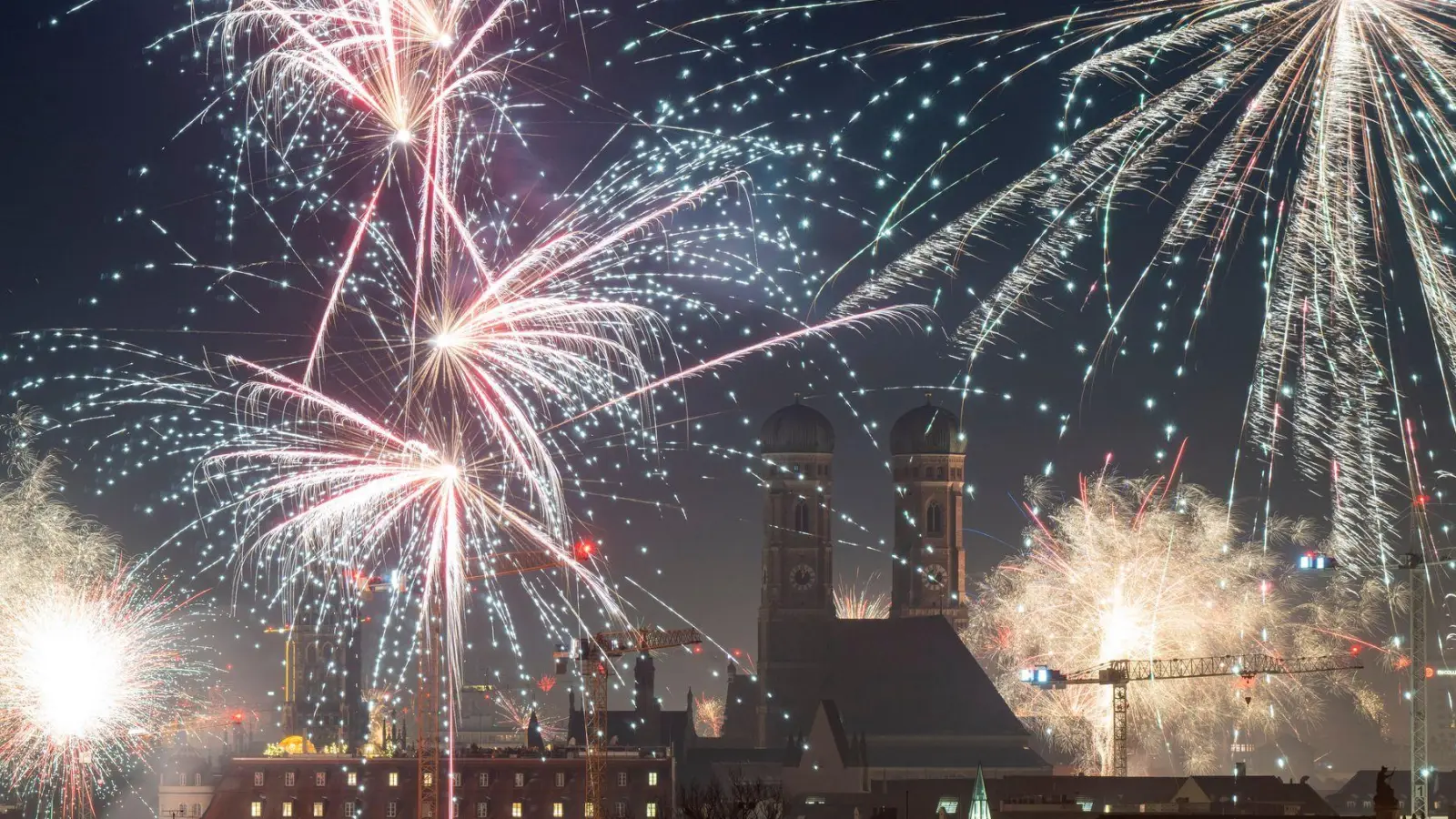 In der Silvesternacht beschäftigten viele Brände die Einsatzkräfte von Polizei und Feuerwehr. (Foto: Peter Kneffel/dpa)