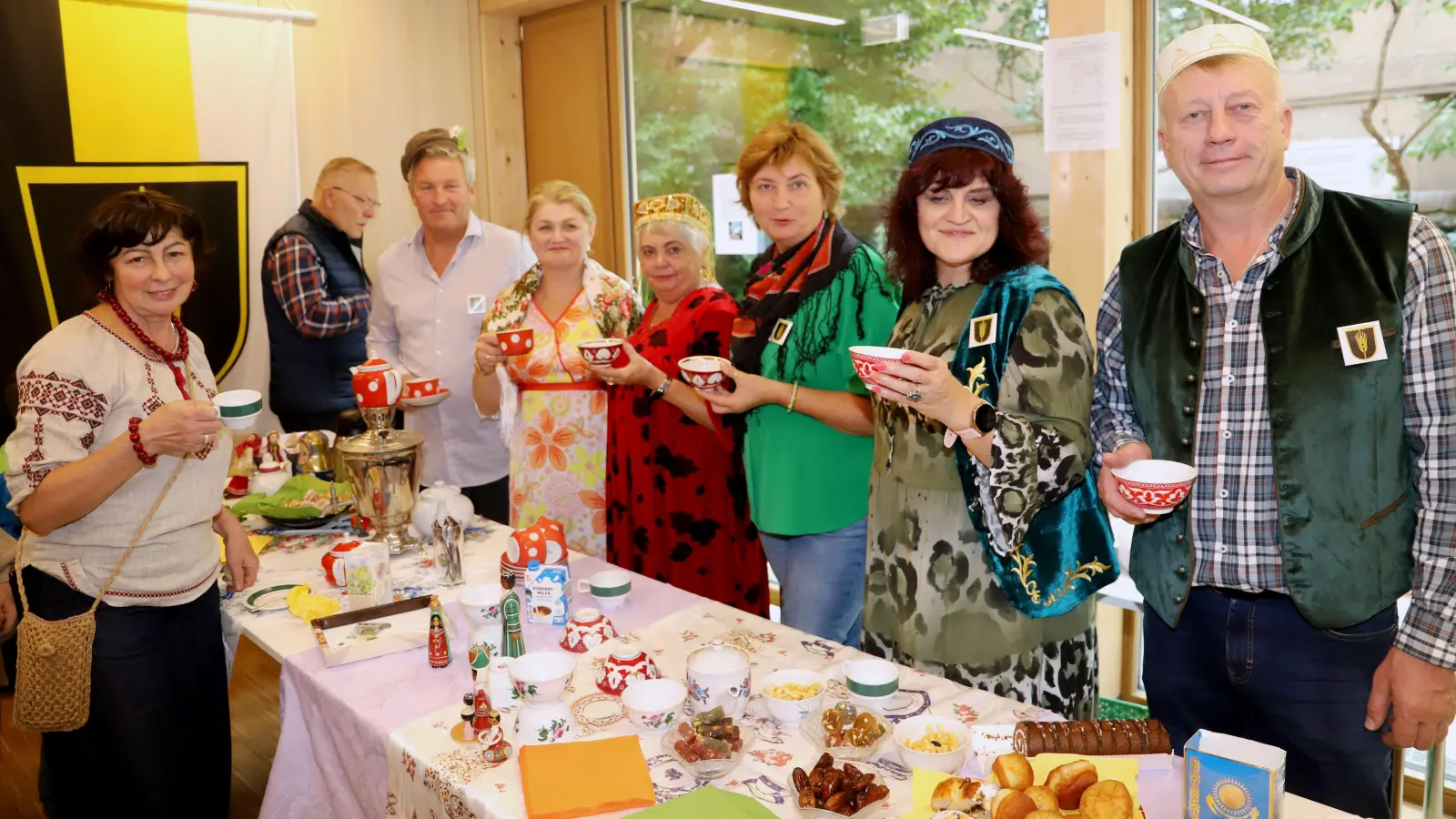 Jede Menge Tee, aber auch andere Köstlichkeiten gab es – wie hier im Evangelischen Gemeindezentrum St. Johannis. (Foto: Oliver Herbst)
