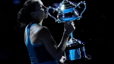 Madison Keys wollte den Pokal gar nicht mehr aus den Händen geben (Foto: Vincent Thian/AP/dpa)