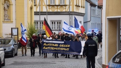 Der kleine Gedenkmarsch zog durch die Scheinfelder Altstadt – hier in der Kirchstraße – zu einer Schlusskundgebung auf dem Marktplatz. (Foto: Andreas Reum)