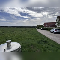 Auf der Grünfläche, die an das Baugebiet Grillenbuck angrenzt, soll der neue THW-Bundesstandort in Dinkelsbühl entstehen. (Foto: Martina Haas)