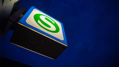 Auf den Strecken der Münchner S-Bahn brauchen die Menschen aktuell viel Geduld. (Symbolbild) (Foto: Lino Mirgeler/dpa)