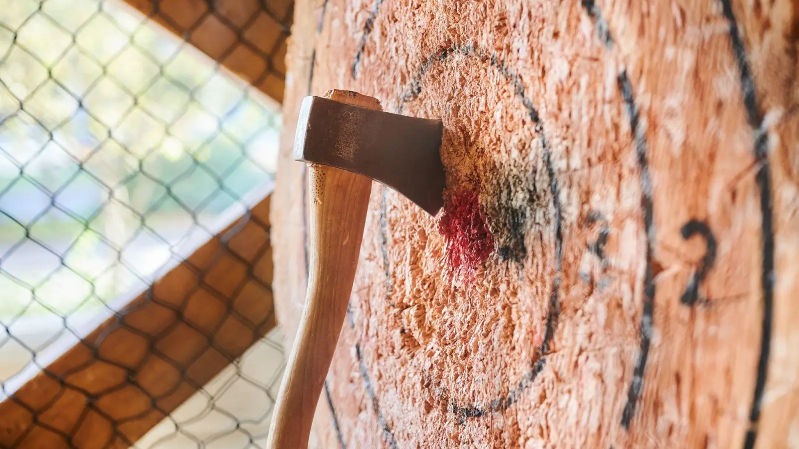 Eine Axt, geworfen von Jim Barker, Axe Master im Wood Cutter. Egal ob mit dem Tinder-Date oder mit der Familie: Der Trendsport findet viel Anklang. (Foto: Annette Riedl/dpa)