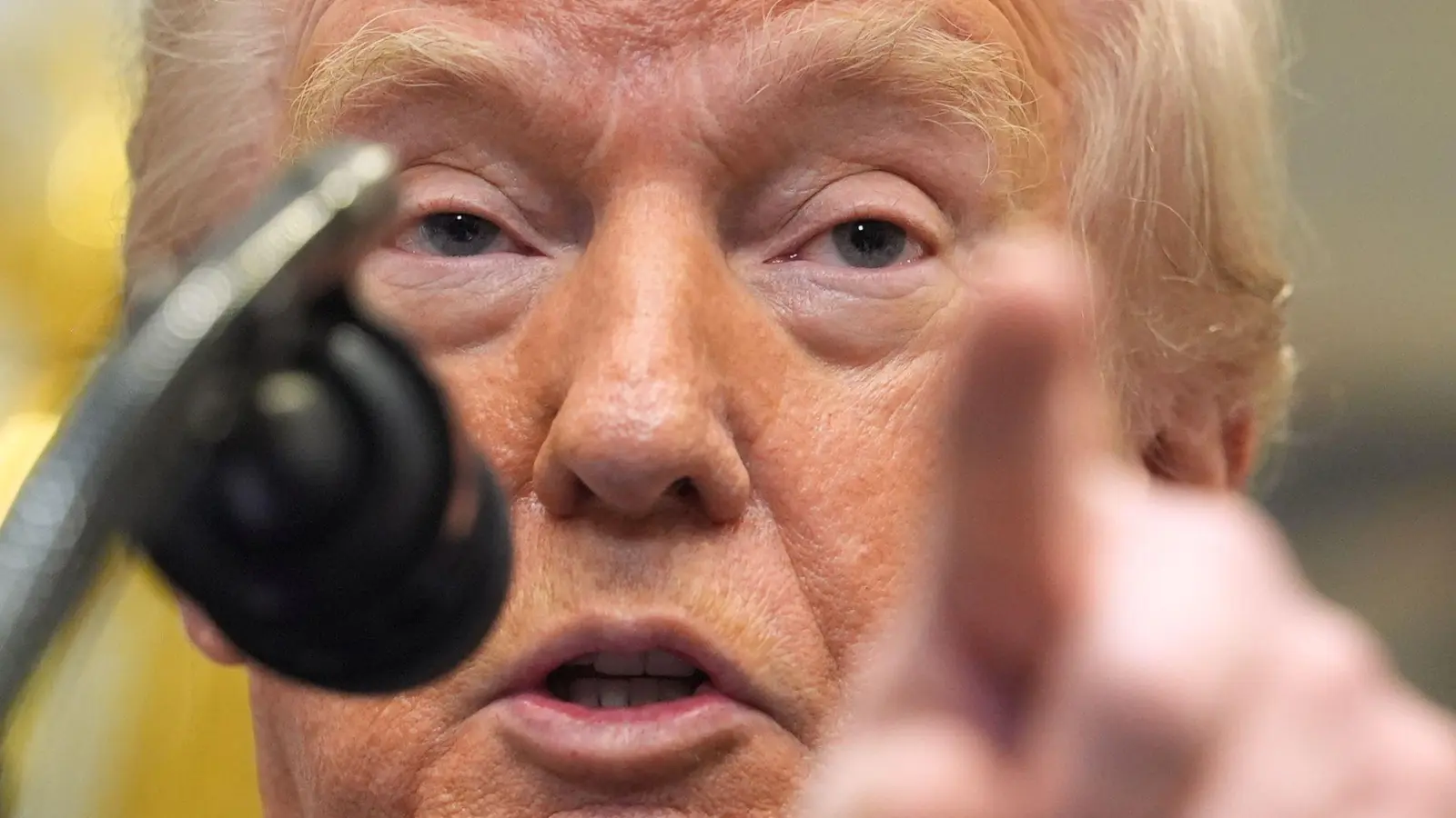 Trump warnt den Iran vor schwerwiegenden Konsequenzen, sollte sich das Land nicht mit den USA auf einen Deal einigen.  (Foto: Evan Vucci/AP/dpa)