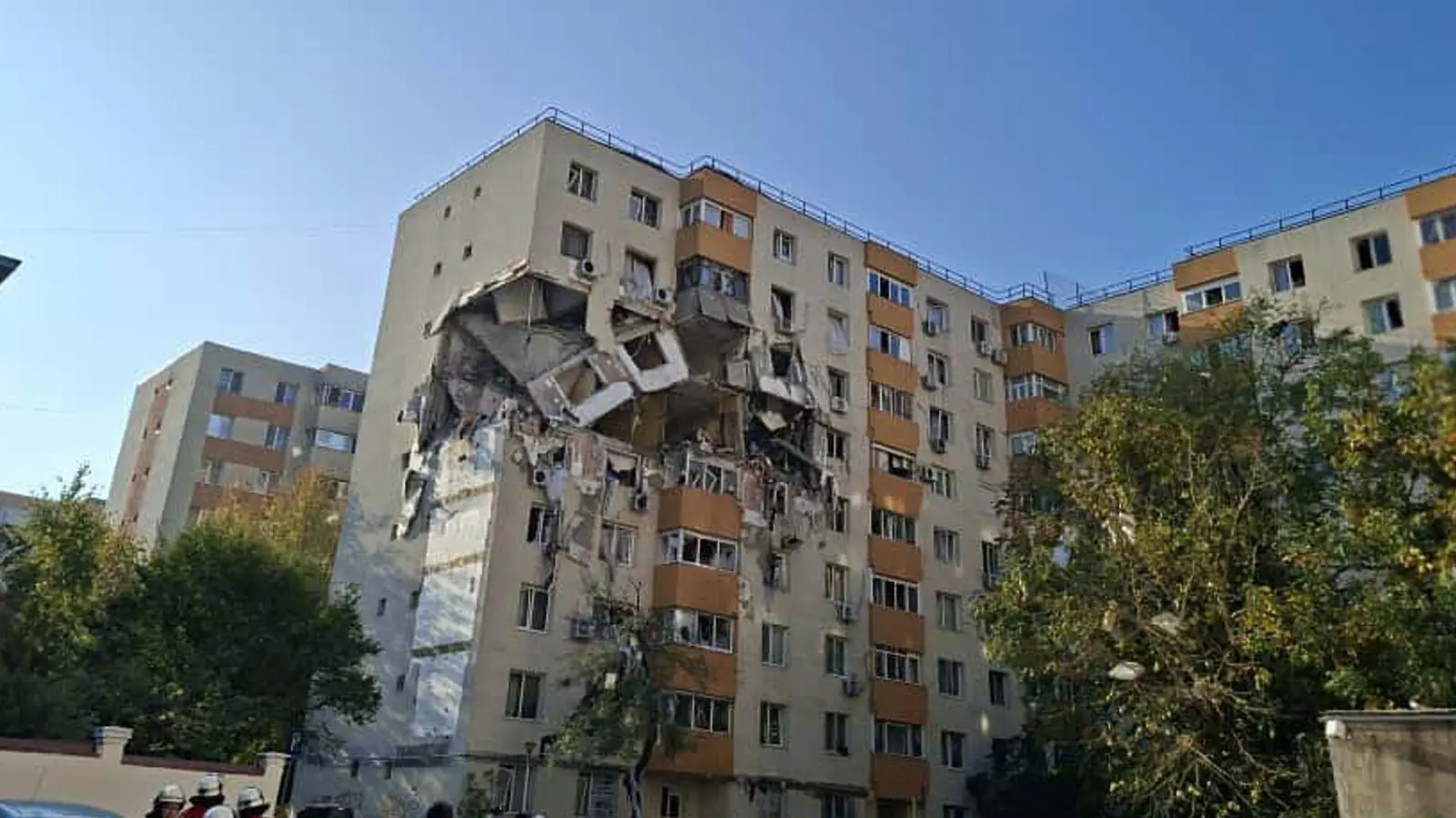 Das Haus droht einzustürzen, mehr Opfer werden befürchtet. (Foto: Uncredited/ROMANIAN EMERGENCY SERVICES via AP/dpa)