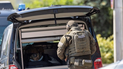 Weil es konkrete Hinweise gab, dass der Mann eine Gefahr für andere darstellen könnte, wurde das SEK gerufen. (Symbolbild) (Foto: Heiko Becker/dpa)