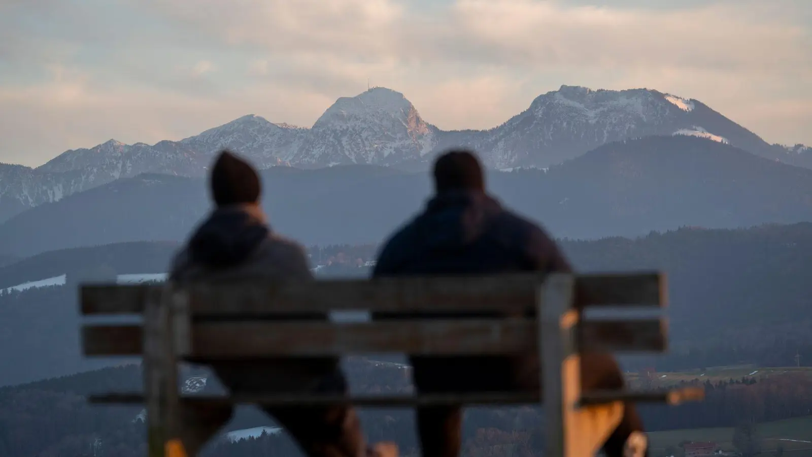 Rund 90 Prozent der Menschen in Bayern leben laut einer Umfrage gerne im Freistaat und fühlen sich hier zu Hause. (Archivbild) (Foto: Lennart Preiss/dpa)