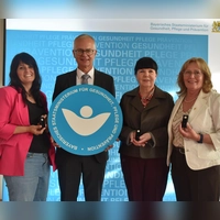 Den „Weißen Engel“ erhielten Anke Leidenberger, Marianne Seitle und Christa Göller (von links) für deren selbstlosen Einsatz von Dr. Rainer Hutka vom Ministerium für Gesundheit und Pflege. (Foto: Fritz Arnold)