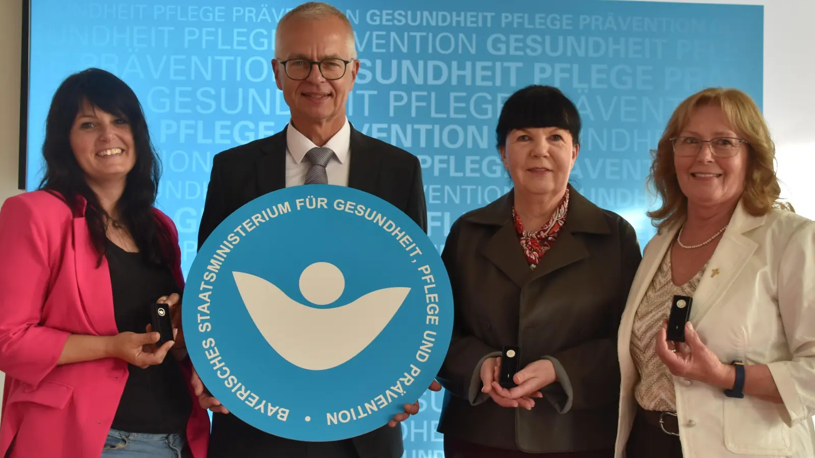 Den „Weißen Engel“ erhielten Anke Leidenberger, Marianne Seitle und Christa Göller (von links) für deren selbstlosen Einsatz von Dr. Rainer Hutka vom Ministerium für Gesundheit und Pflege. (Foto: Fritz Arnold)