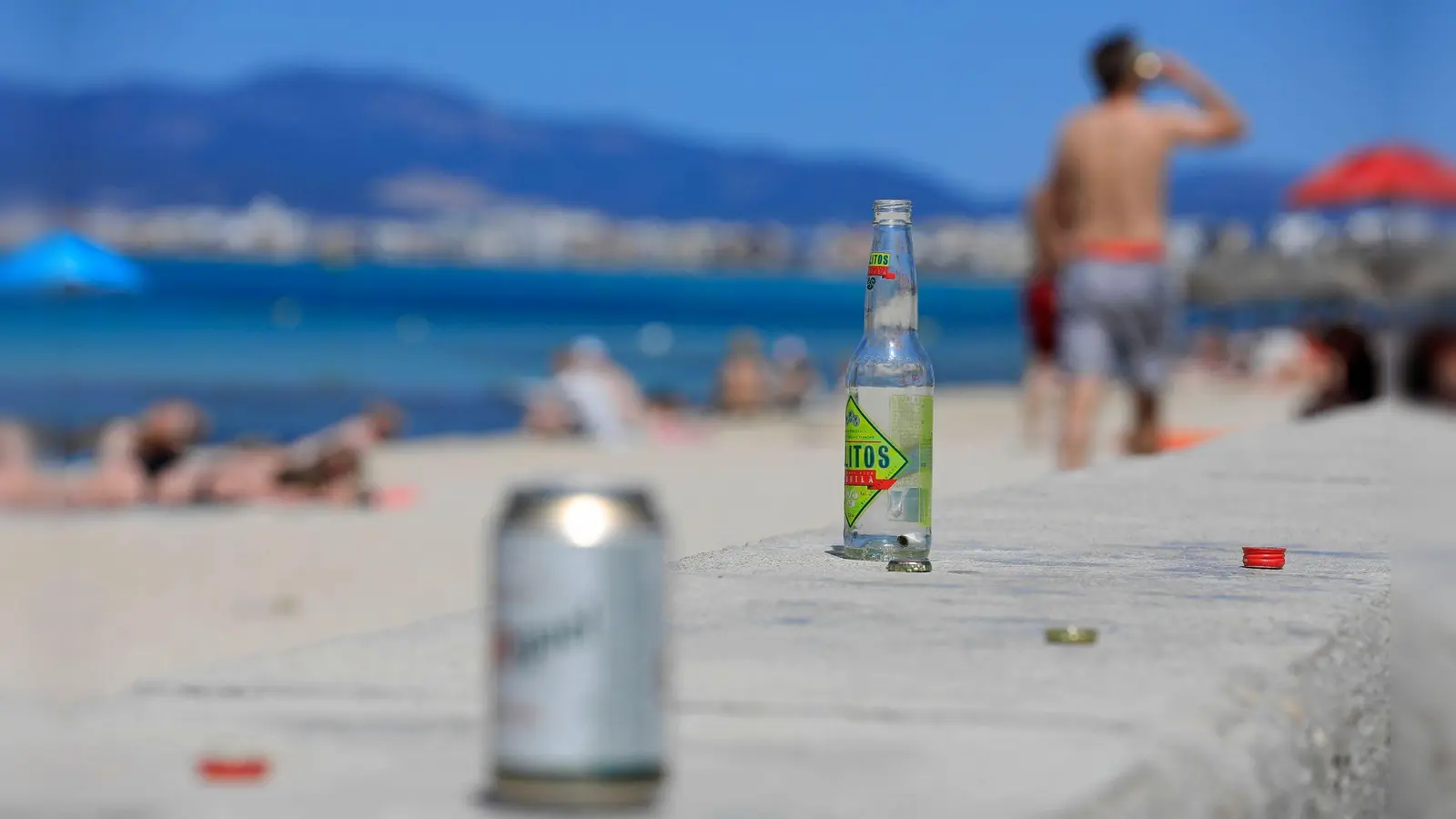 Leere Flaschen und Dosen am Strand auf Mallorca. (Foto: Clara Margais/dpa)