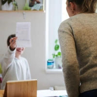 Ganz ohne Engagement der Eltern klappt es in der Schule nicht. (Symbolbild) (Foto: Annette Riedl/dpa)