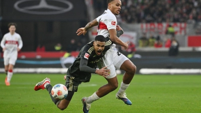 Viel Kampf, kein Sieger: Nartey (r) vom VfB im Duell mit Unions Doekhi (Foto: Marijan Murat/dpa)