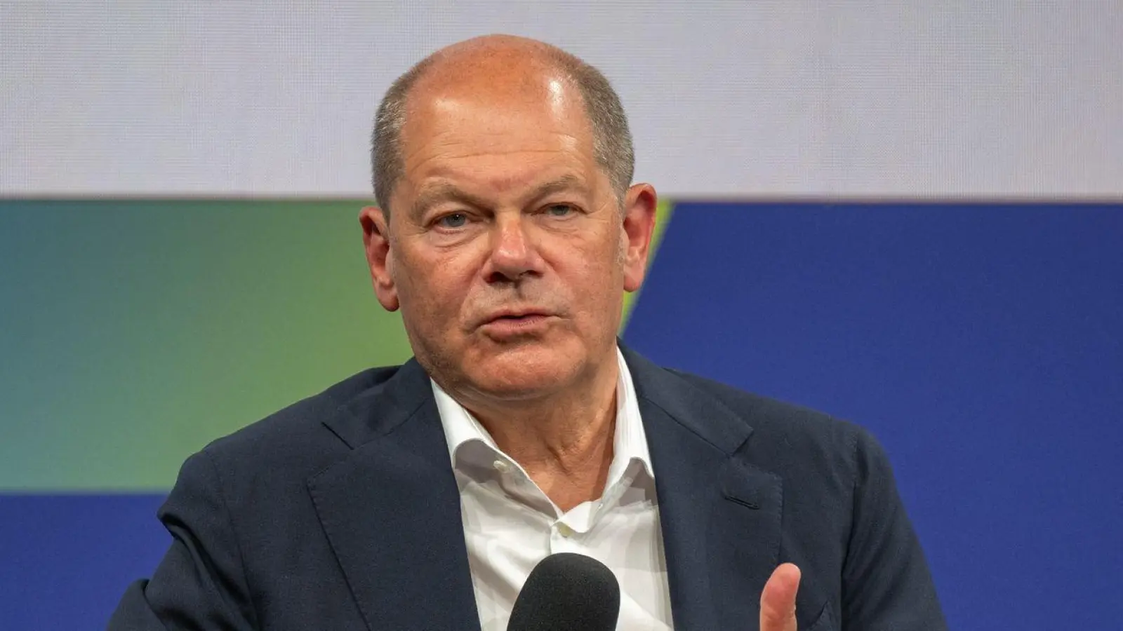 Bundeskanzler Olaf Scholz beantwortet beim Ostdeutschen Wirtschaftsforum in Bad Saarow die Fragen der Teilnehmer. (Foto: Monika Skolimowska/dpa)