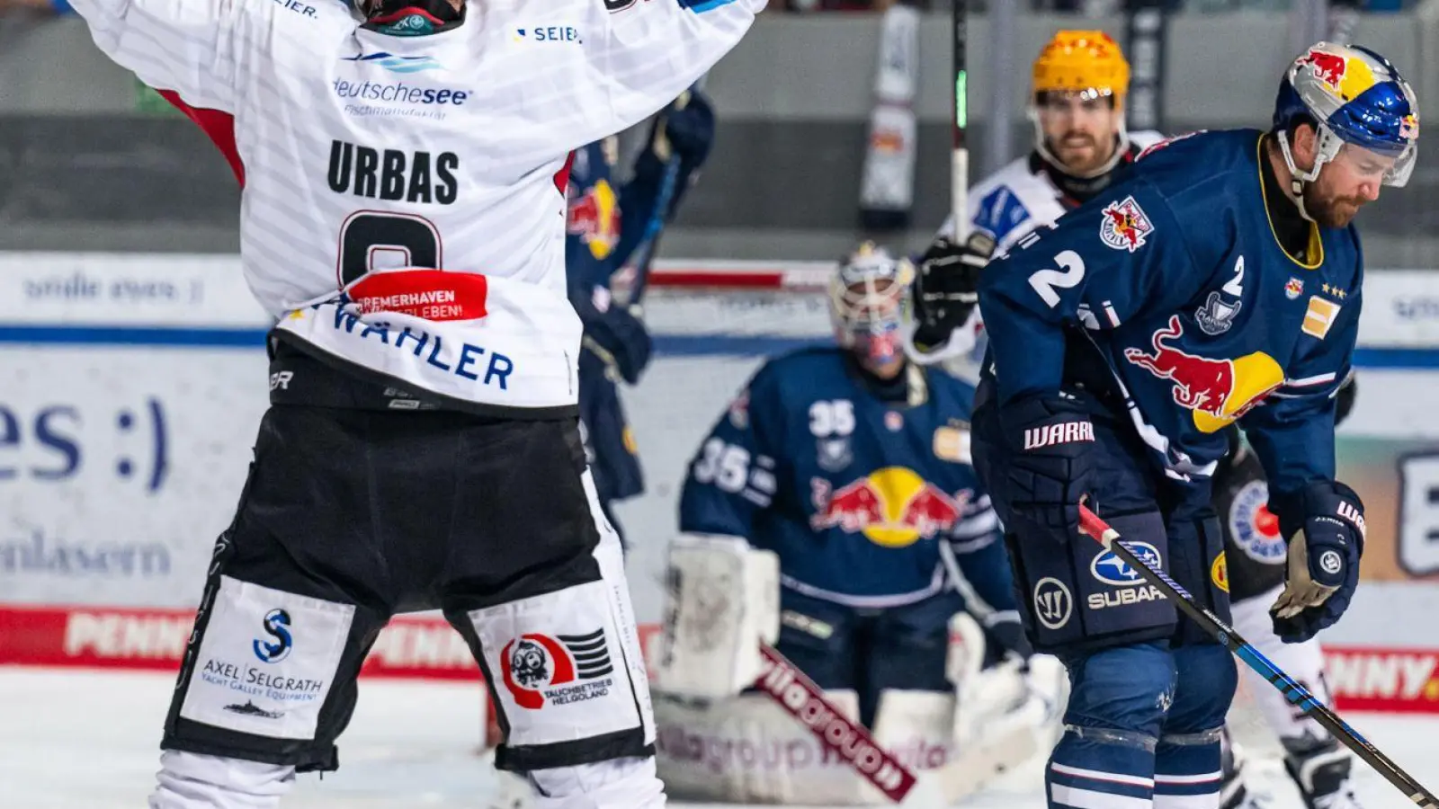 Jan Urbas von den Fischtown Pinguins Bremerhaven bejubelt sein Tor zum 0:3 gegen den EHC Red Bull München. (Foto: Heike Feiner/Eibner-Pressefoto/dpa)