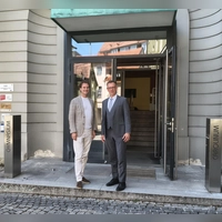 Dr. Thorsten Führ (links) hat dem Gymnasium Carolinum eine 20.000-Euro-Spende der Otto-Diegel-Stiftung überbracht. Schulleiter Stefan Exner freute sich sehr über die Unterstützung. (Foto: Robert Maurer)