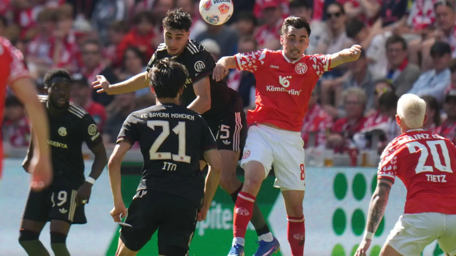 Die Meister-Bayern fanden in Mainz lange Zeit nicht ins Spiel - drehten dann aber auf. (Foto: Thomas Frey/dpa)