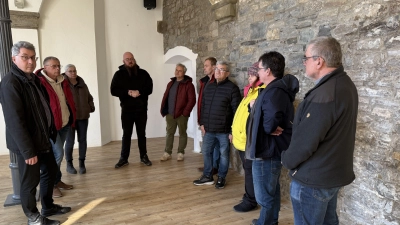 Der größte Raum, der an die Stadtmauer grenzt - das könnte das Herzstück des neuen Jugendtreffs im Wolff’schen Bau werden: Bürgermeister Wolfgang Lampe, Bernhard Schurz, Andra Weber (Stadtbauamt), Konrad Schmitt, Wolfgang Fink, Achim Endreß, Ewald Geißendörfer, Susanne Holzmann, Andreas Schober sowie Uwe Strebel (von links) während des Rundgangs durch das Gebäude in der Würzburger Straße. (Foto: Sylvia Fehlinger)