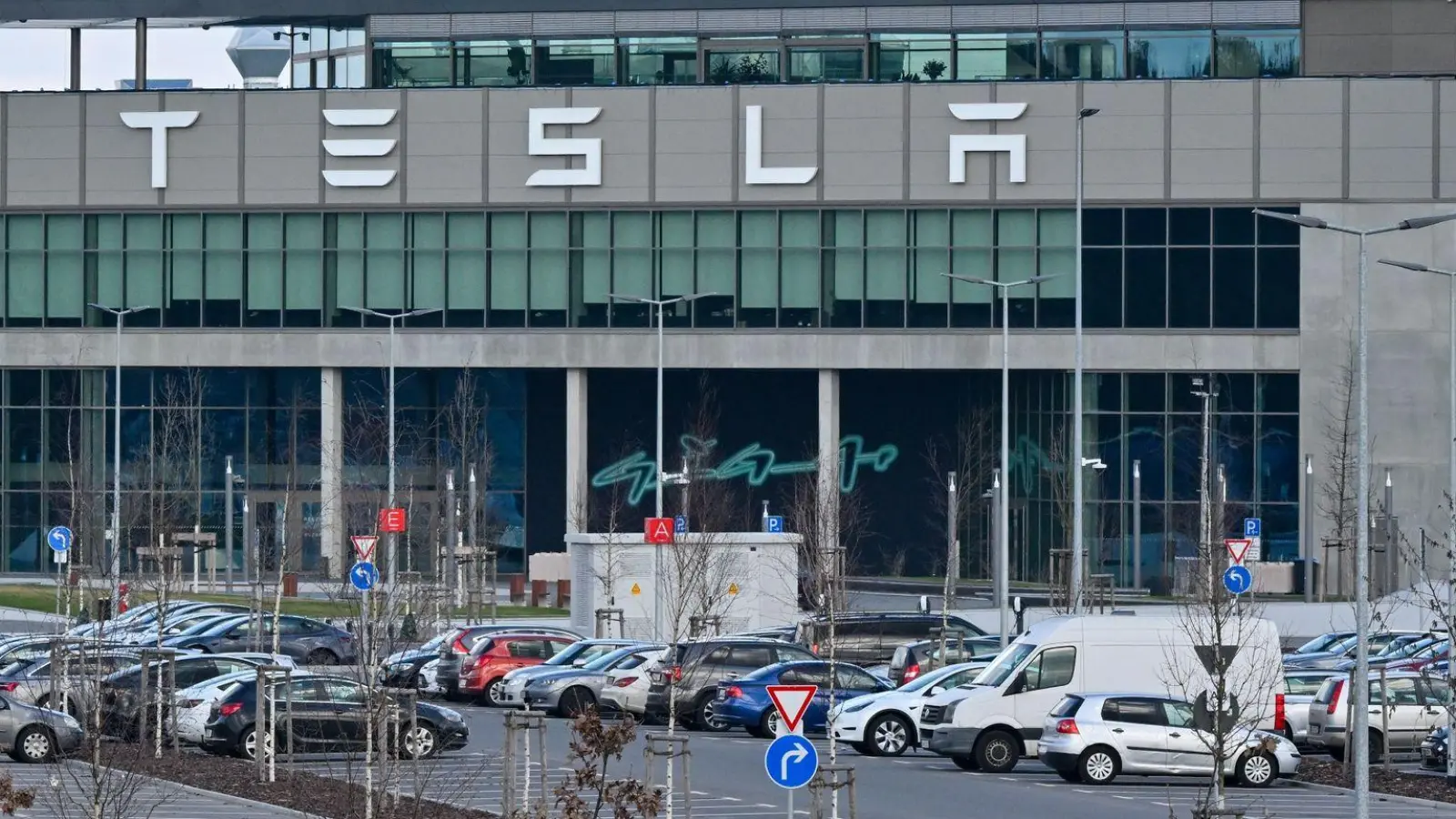 Die Tesla-Gigafactory in Grünheide. Nach dem Anschlag auf einen Strommast übernimmt die Bundesanwaltschaft die Ermittlungen. (Foto: Patrick Pleul/dpa)