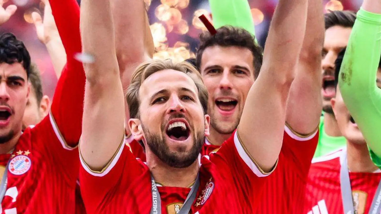 Harry Kane und die Bayern wollen auch in Berlin eine Trophäe in die Höhe stemmen. (Archivbild) (Foto: Tom Weller/dpa)