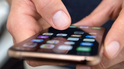 Wer noch iOS 18.4 bis 18.7 nutzt, ist durch die Malware „Darksword“ gefährdet. Doch auch ältere iPhones lassen sich mit einem Update schützen. (Foto: Andrea Warnecke/dpa-tmn)