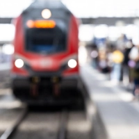 Gute Nachrichten für Pendler im bayerischen Schienennahverkehr: Die Bahn will keine Angebote streichen. (Illustration) (Foto: Sven Hoppe/dpa/dpa-tmn)