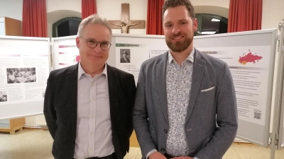 Als Referent bei der Ausstellungseröffnung hielt Studienleiter Dr. Gerhard Knodt (links) das Einführungsreferat. Unser Bild zeigt ihn zusammen mit Pfarrer Simeon Prechtel. (Foto: Friedrich Zinnecker)