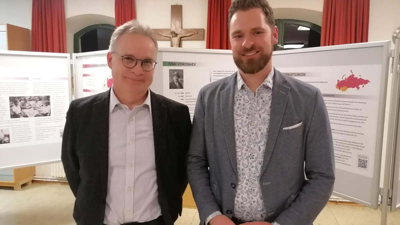 Als Referent bei der Ausstellungseröffnung hielt Studienleiter Dr. Gerhard Knodt (links) das Einführungsreferat. Unser Bild zeigt ihn zusammen mit Pfarrer Simeon Prechtel. (Foto: Friedrich Zinnecker)