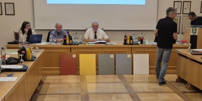 Sichtlich gut gelaunt wartete das Bürgermeister-Trio mit Heike Gareis, Peter Holzmann und Klaus Meier (sitzend von links) auf das Ergebnis der Abstimmung über die am Ratstisch lehnenden Musterplatten, nachdem Bauamtsleiter Gerald Schorr (rechts) die Stimmzettel verteilt hatte.  (Foto: Patrick Lauer)